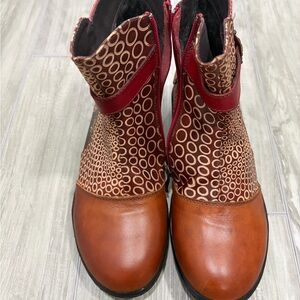 L'ATISTE Two-Tone Brown and Red Patterned Ankle Booties